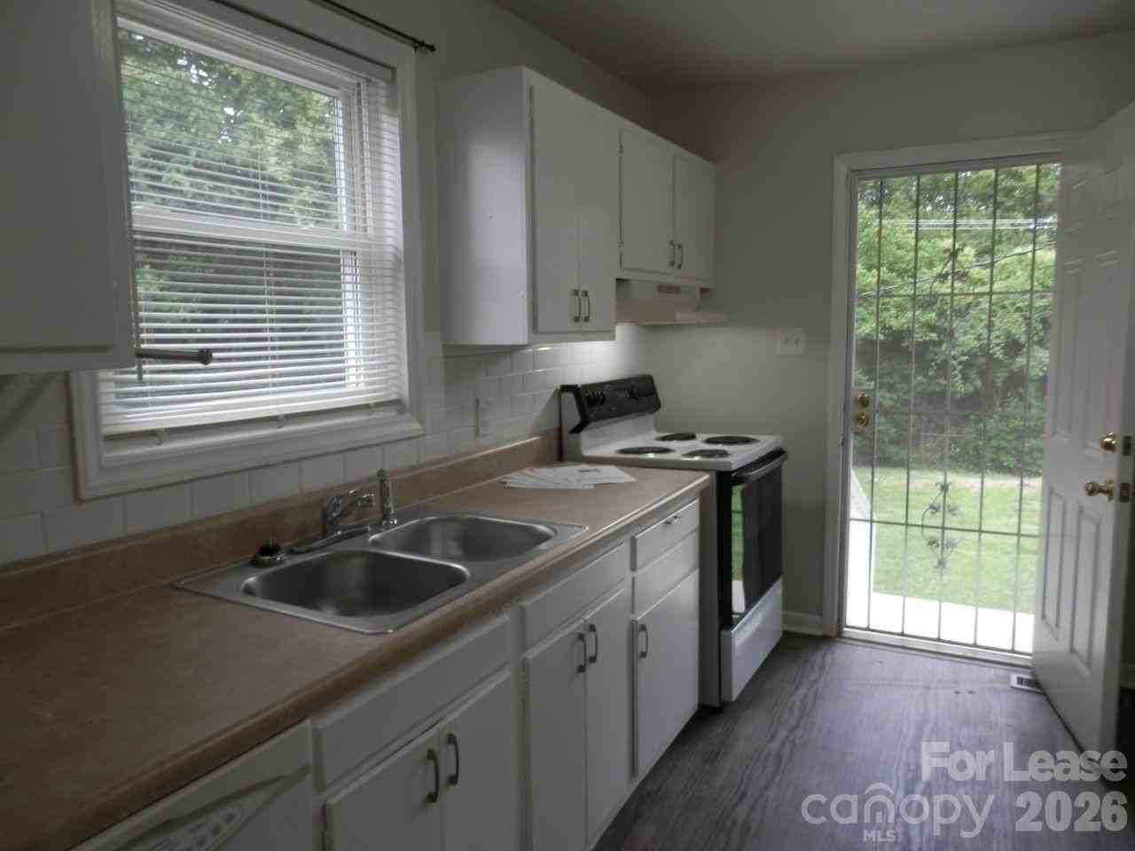 2827 Burbank Dr - Photo 7 of 20