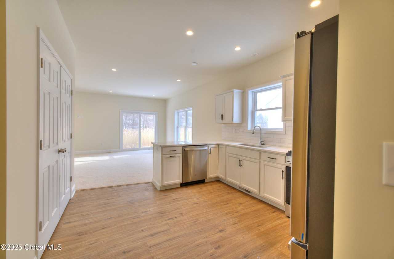 59 Nantucket St - Photo 5 of 33