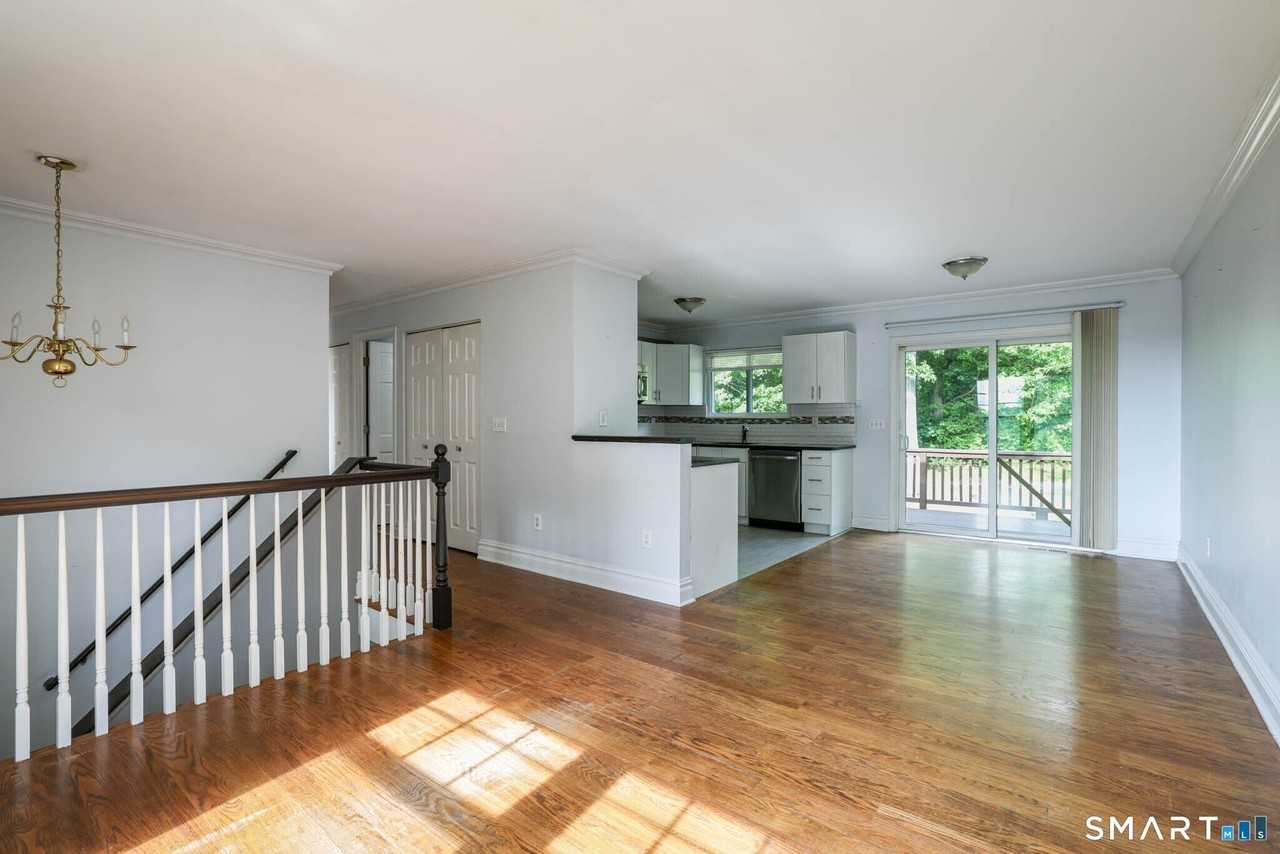 49 Tudor Ln - Photo 5 of 18