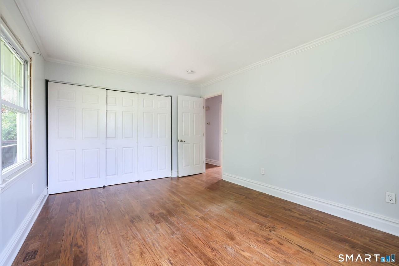 49 Tudor Ln - Photo 7 of 18