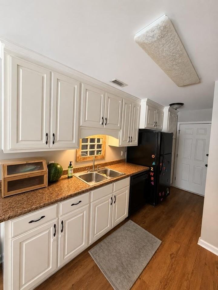 1316 Baywood Rd - Photo 7 of 9