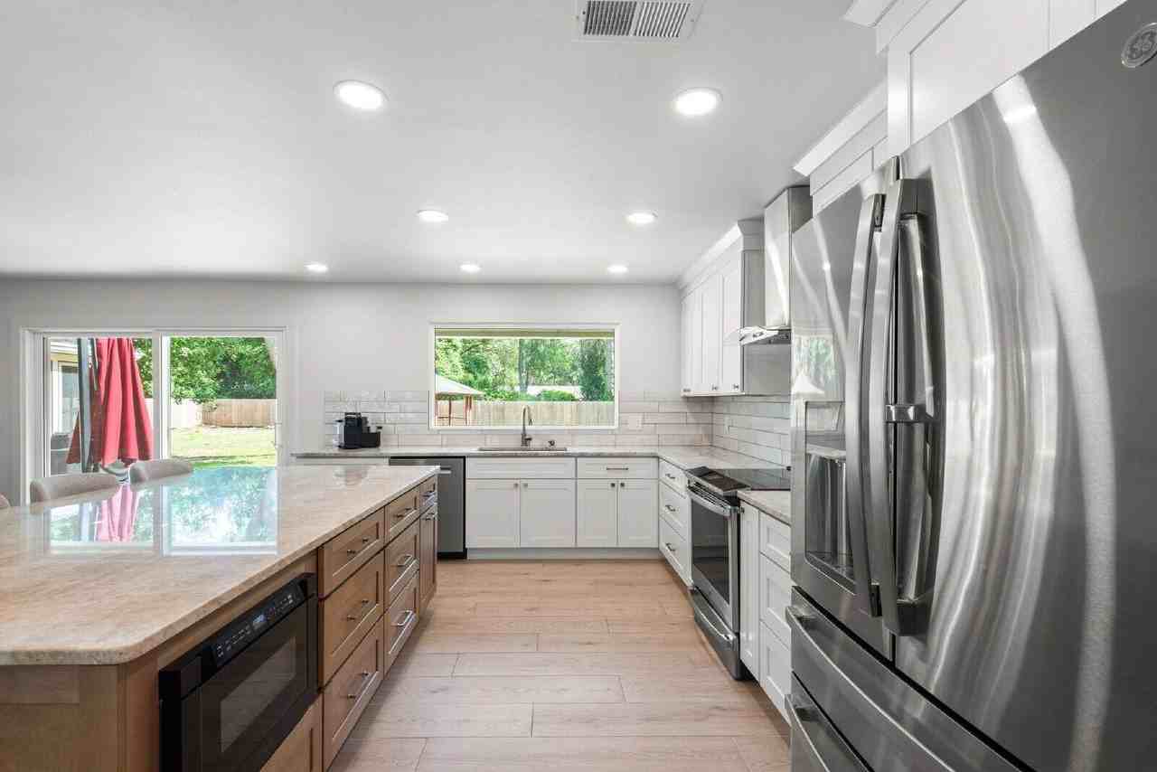2507 Edgewater Dr - Photo 5 of 36