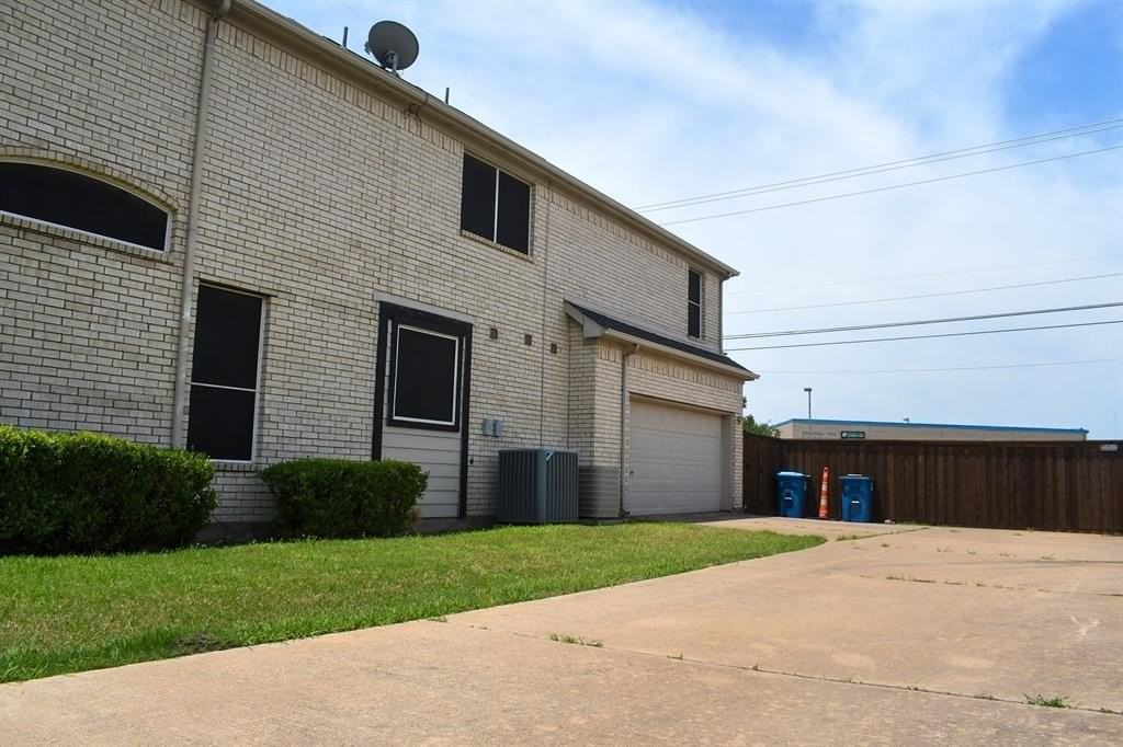 409 Royal Crest Dr - Photo 2 of 31