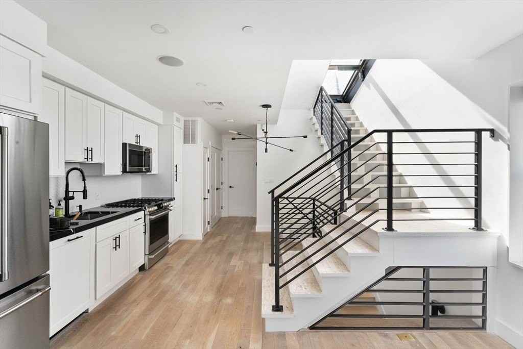 631 Saratoga St - Photo 2 of 24