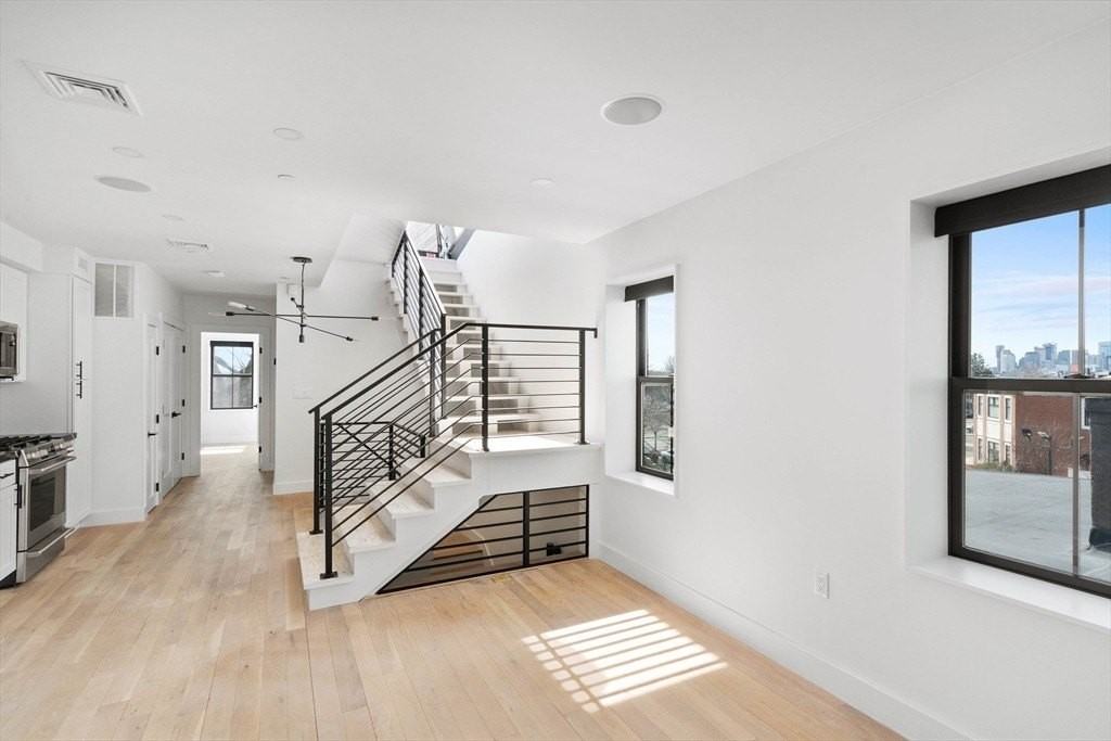 631 Saratoga St - Photo 3 of 24