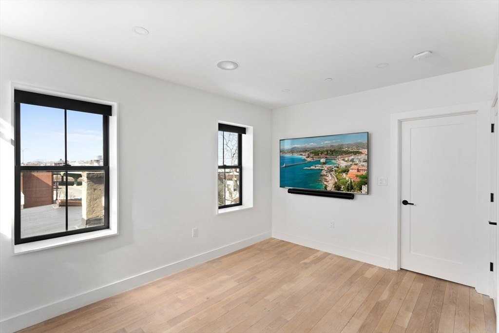 631 Saratoga St - Photo 4 of 24