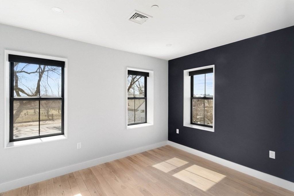 631 Saratoga St - Photo 5 of 24