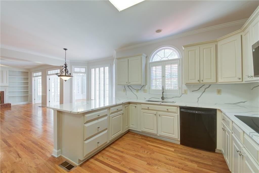2020 Ridge Gate Dr - Photo 4 of 37