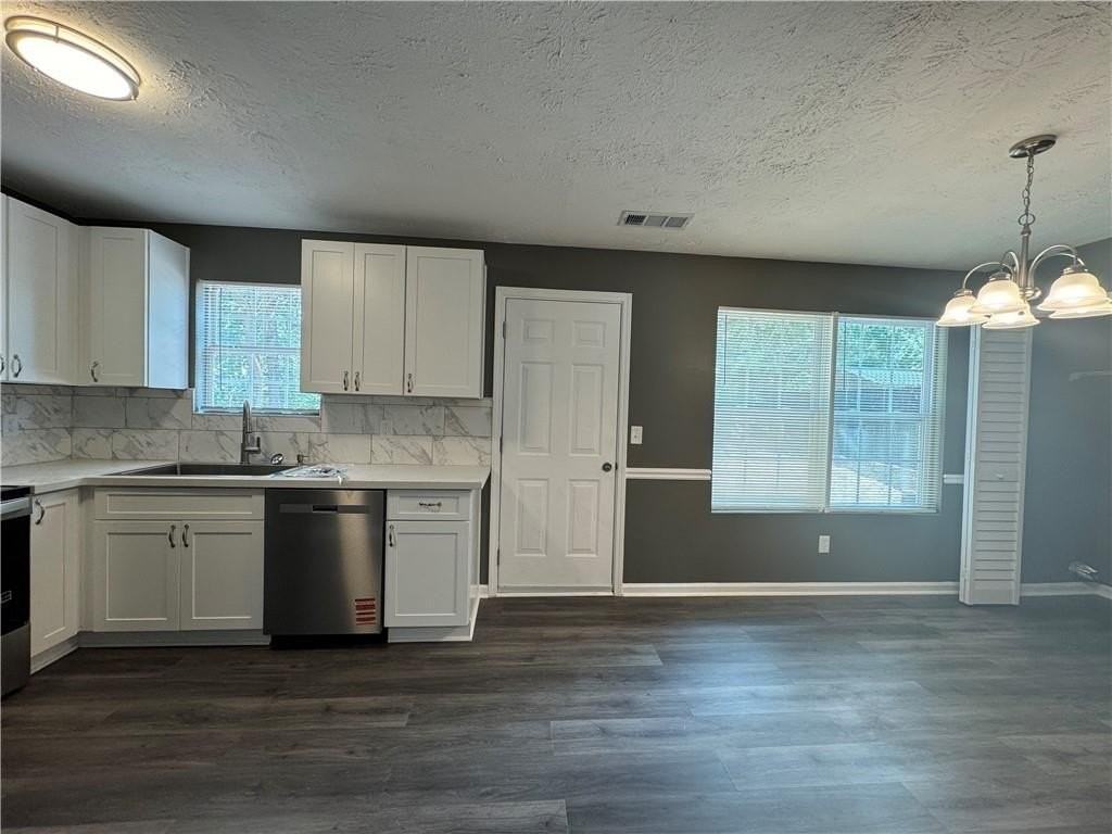 330 Crestfield Cir - Photo 3 of 9