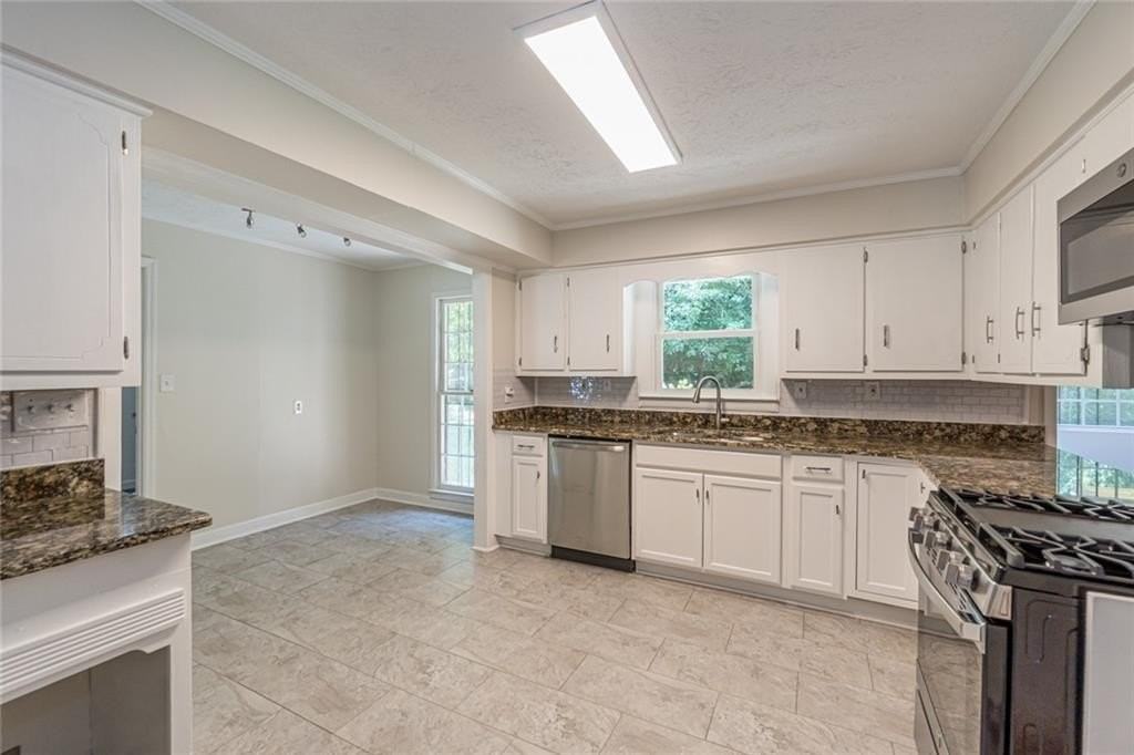 3213 Bobbie Ln - Photo 7 of 30