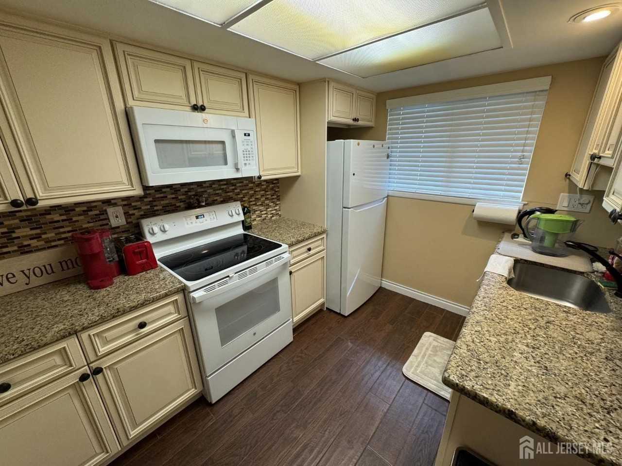 186 Newport Rd - Photo 3 of 7