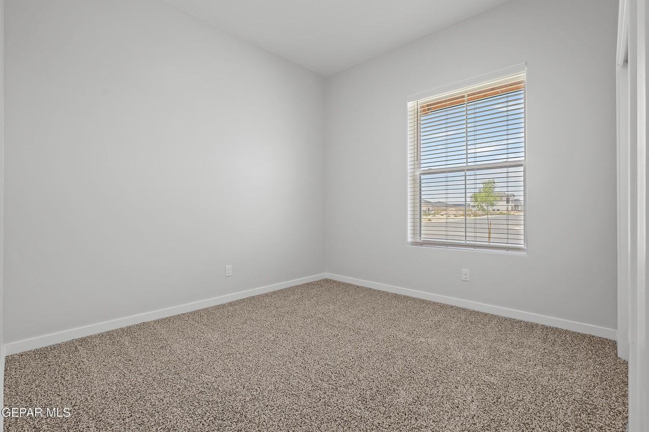 13992 Margaret Ponce Ave - Photo 7 of 33