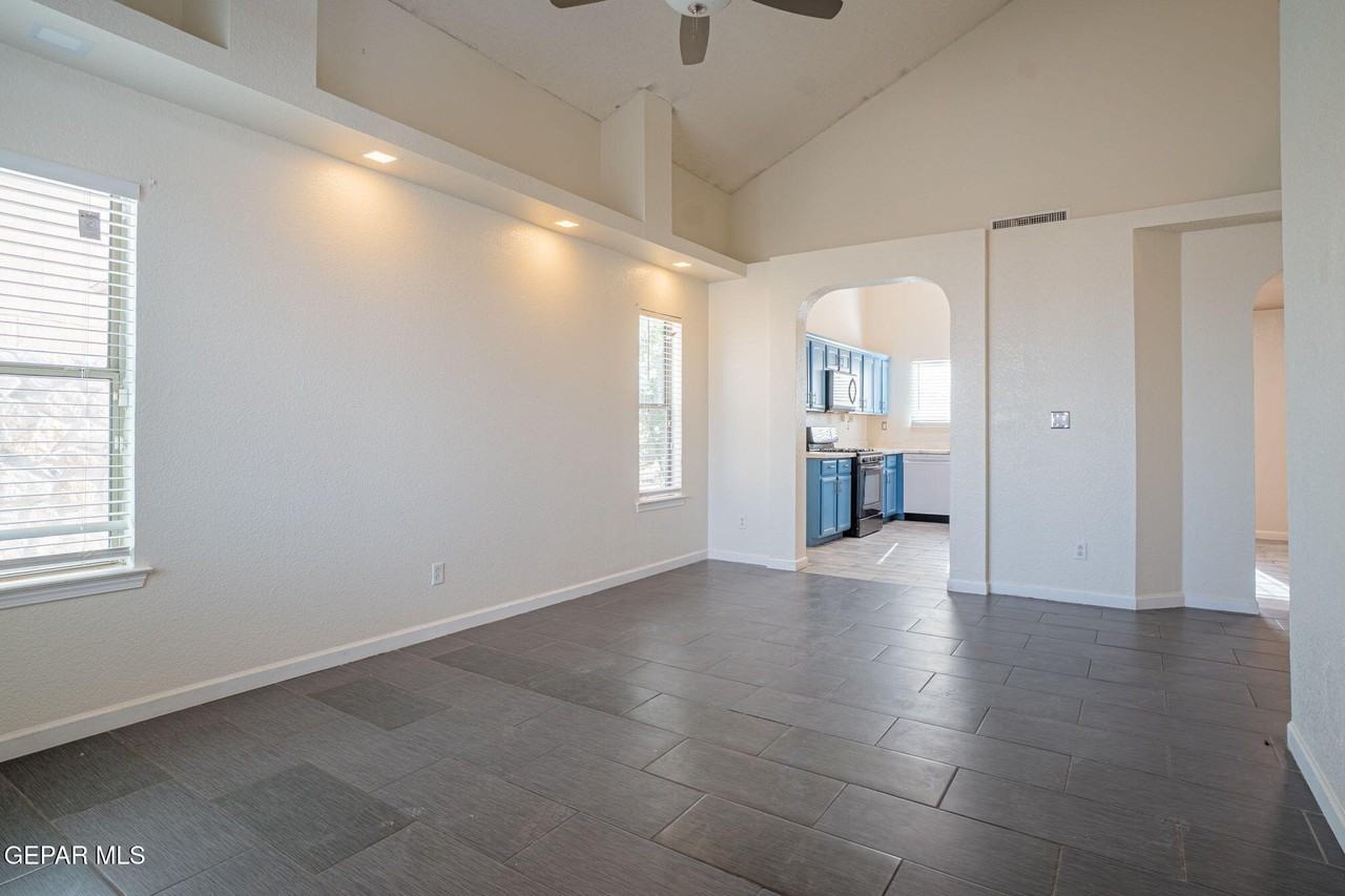 7041 Falling Leaf Cir - Photo 2 of 31