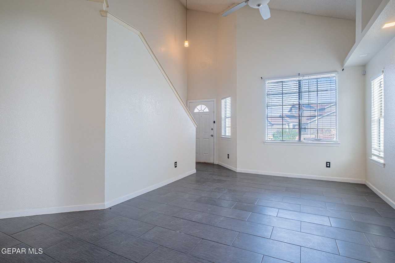 7041 Falling Leaf Cir - Photo 3 of 31