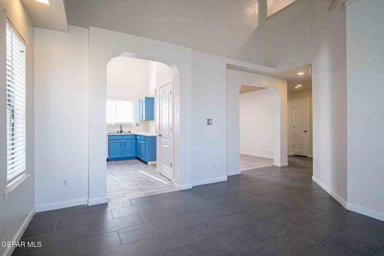 7041 Falling Leaf Cir - Photo 4 of 31