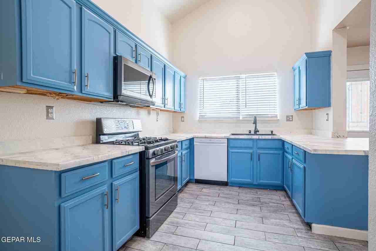 7041 Falling Leaf Cir - Photo 5 of 31