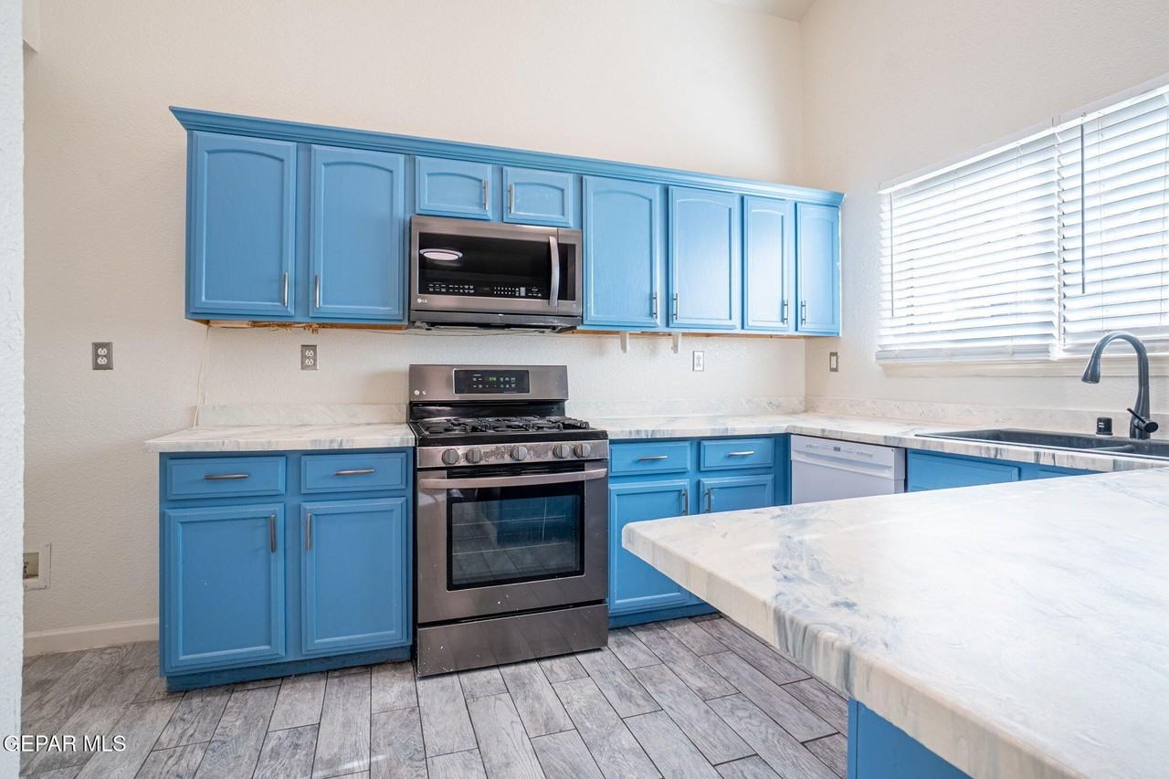 7041 Falling Leaf Cir - Photo 6 of 31