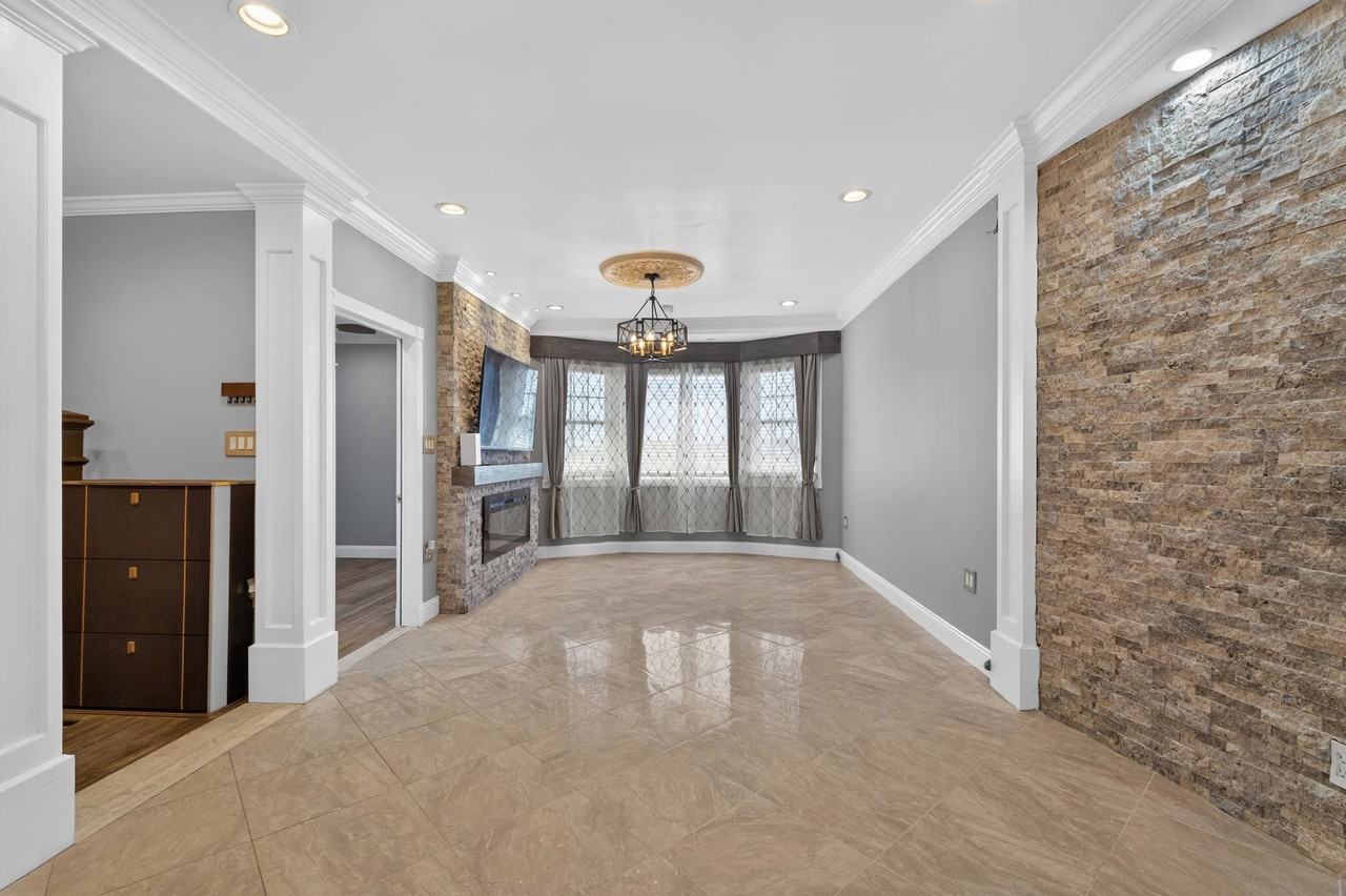 257 Kennedy Blvd - Photo 2 of 28