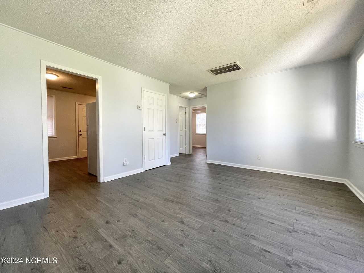 516 Elm St - Photo 3 of 11