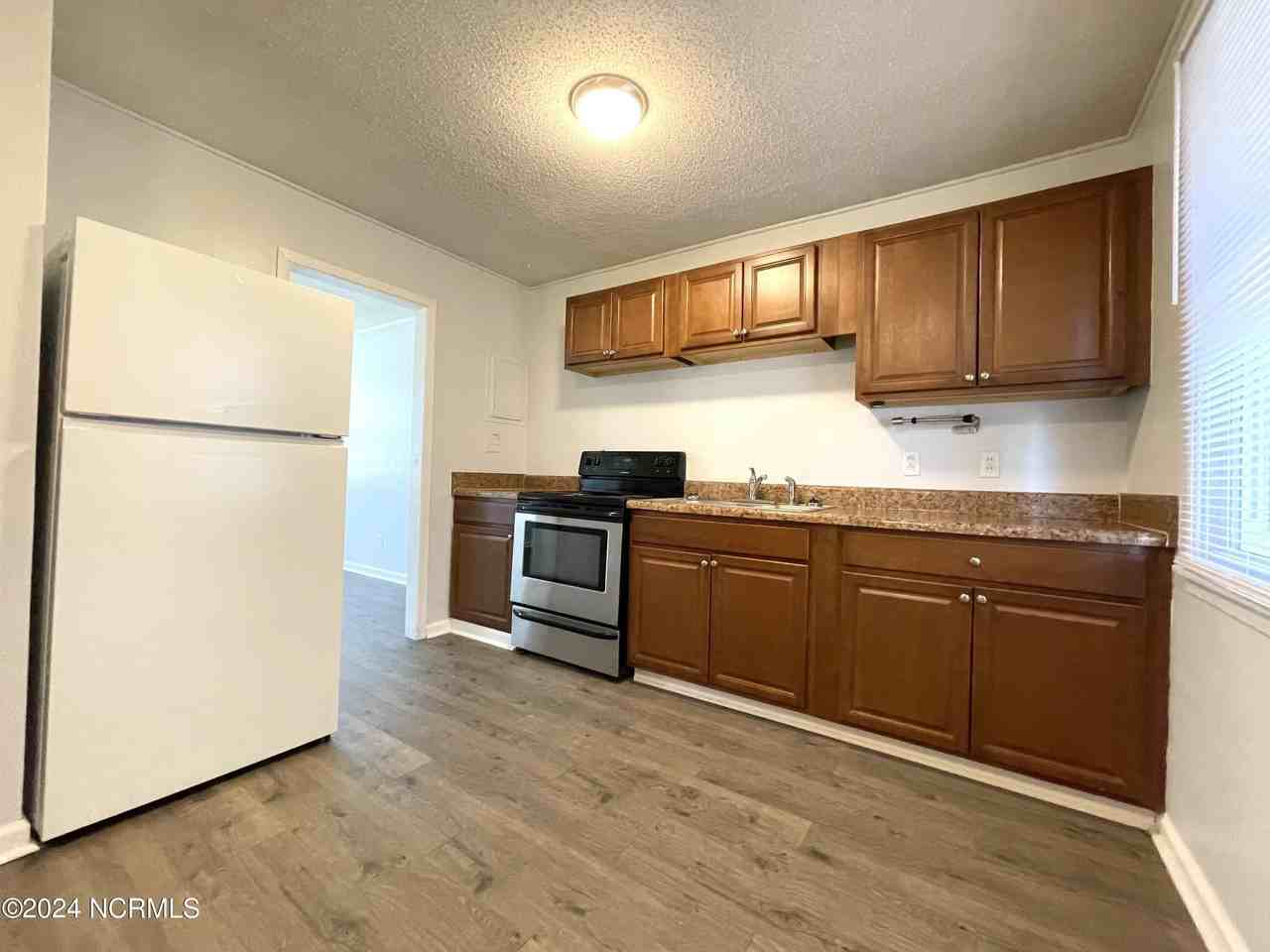 516 Elm St - Photo 4 of 11