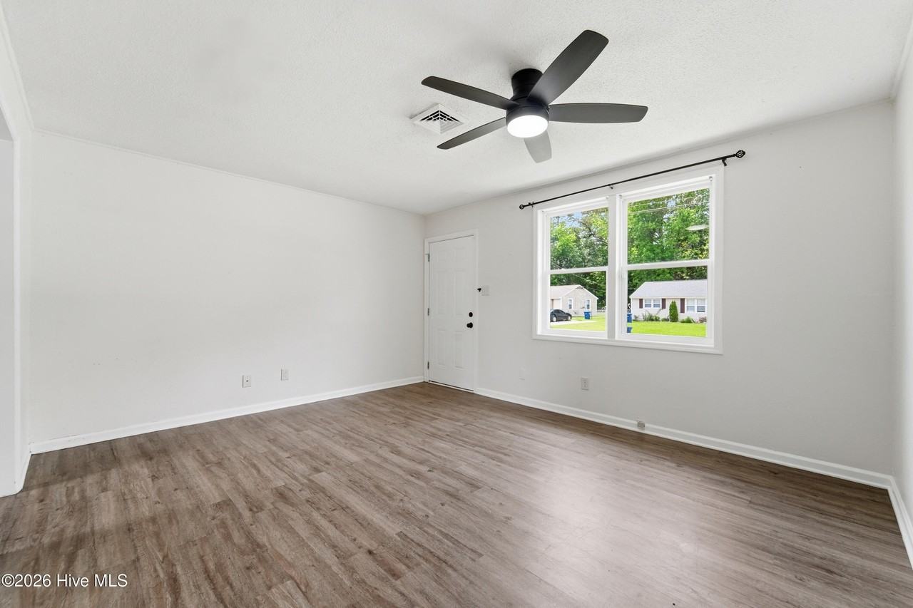 1218 Davis St - Photo 5 of 19