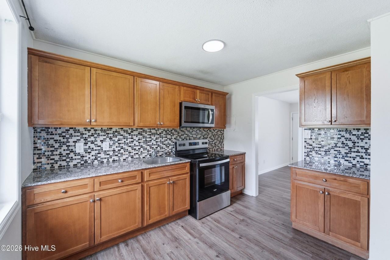 1218 Davis St - Photo 6 of 19