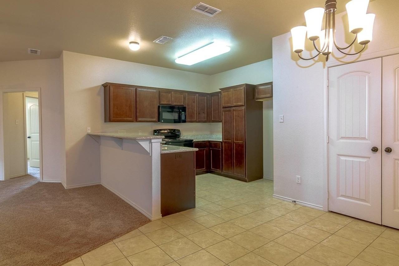 3112 112th St - Photo 5 of 11