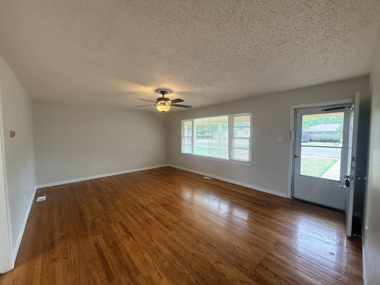 2513 43rd St - Photo 2 of 11