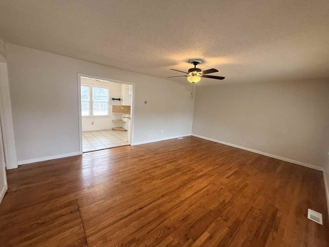 2513 43rd St - Photo 3 of 11