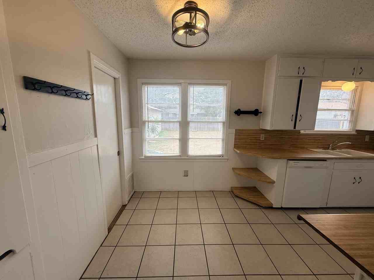 2513 43rd St - Photo 4 of 11
