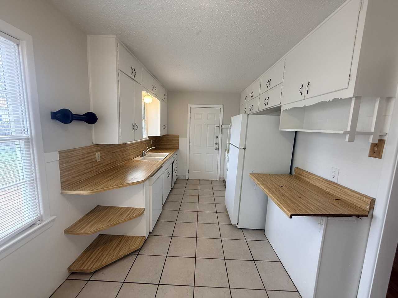 2513 43rd St - Photo 5 of 11