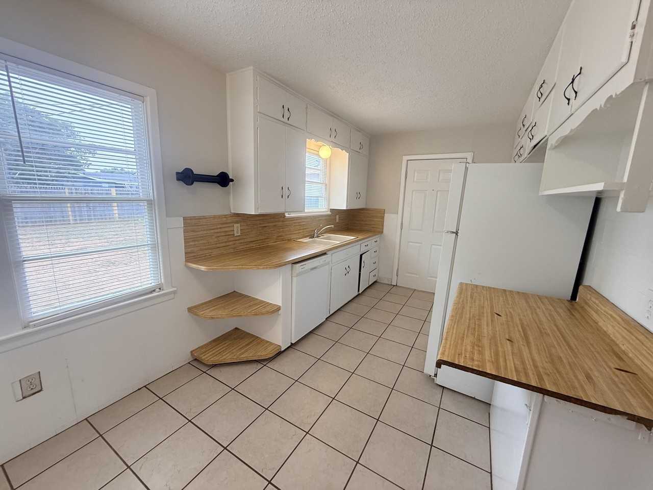 2513 43rd St - Photo 7 of 11