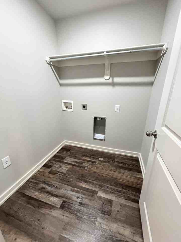 5512 122nd St #B - Photo 3 of 9