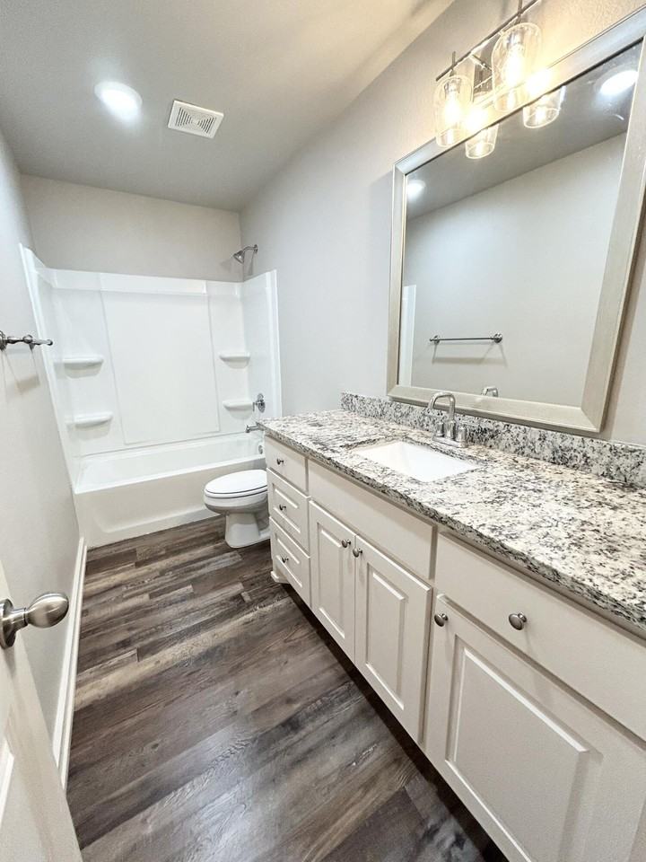 5512 122nd St #B - Photo 5 of 9