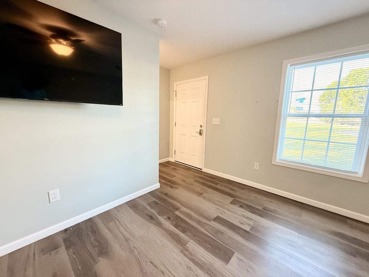 250 Hycliff St #1-7 - Photo 3 of 12