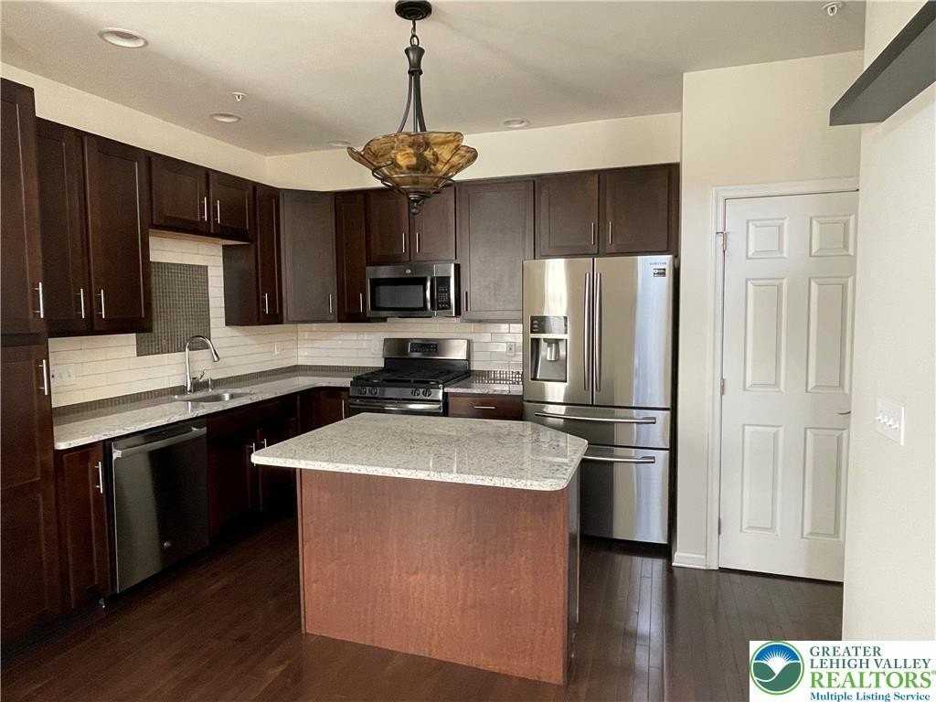 1350 Caspian St - Photo 5 of 14
