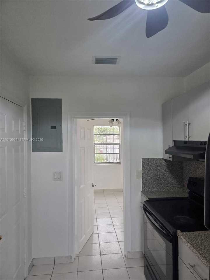 2735 Nw 28th St #2735 - Photo 3 of 8