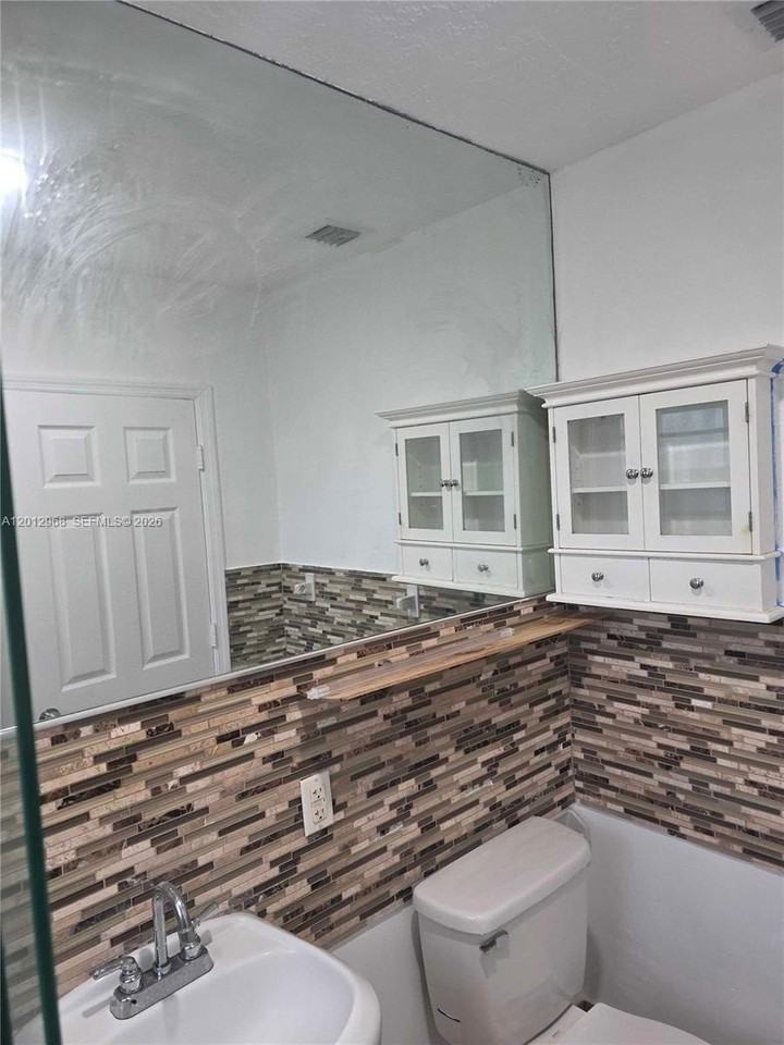 2735 Nw 28th St #2735 - Photo 5 of 8