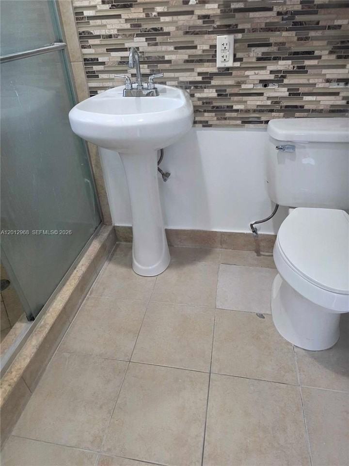 2735 Nw 28th St #2735 - Photo 6 of 8
