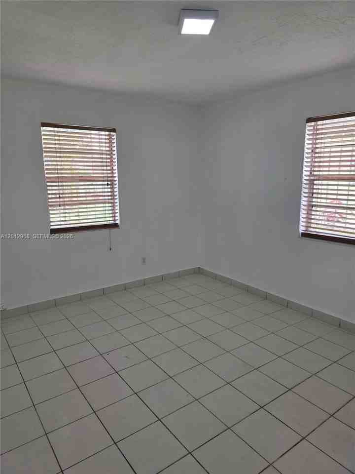 2735 Nw 28th St #2735 - Photo 7 of 8