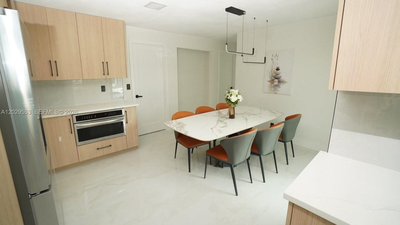 8105 Nw 74th Ter - Photo 5 of 12