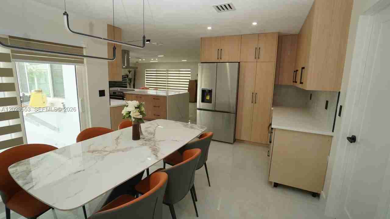 8105 Nw 74th Ter - Photo 6 of 12