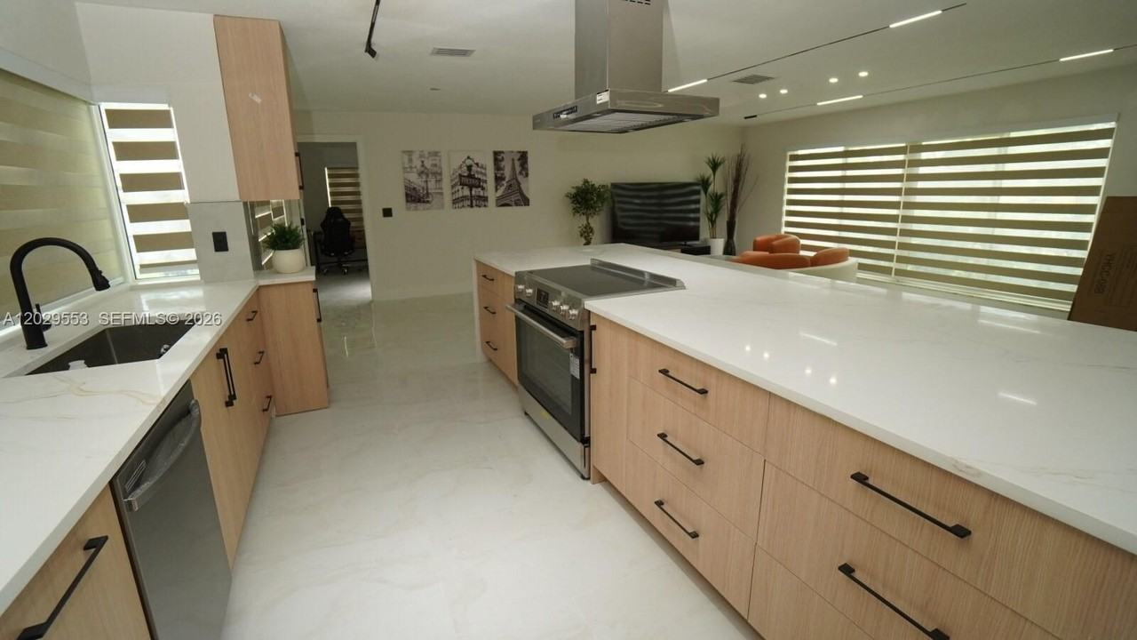 8105 Nw 74th Ter - Photo 7 of 12