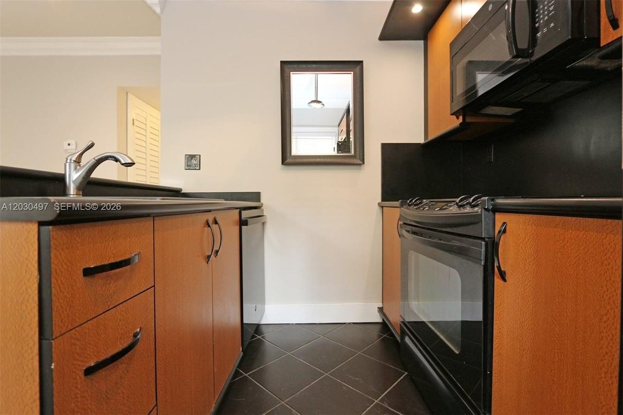 3375 Franklin Ave #D - Photo 6 of 29