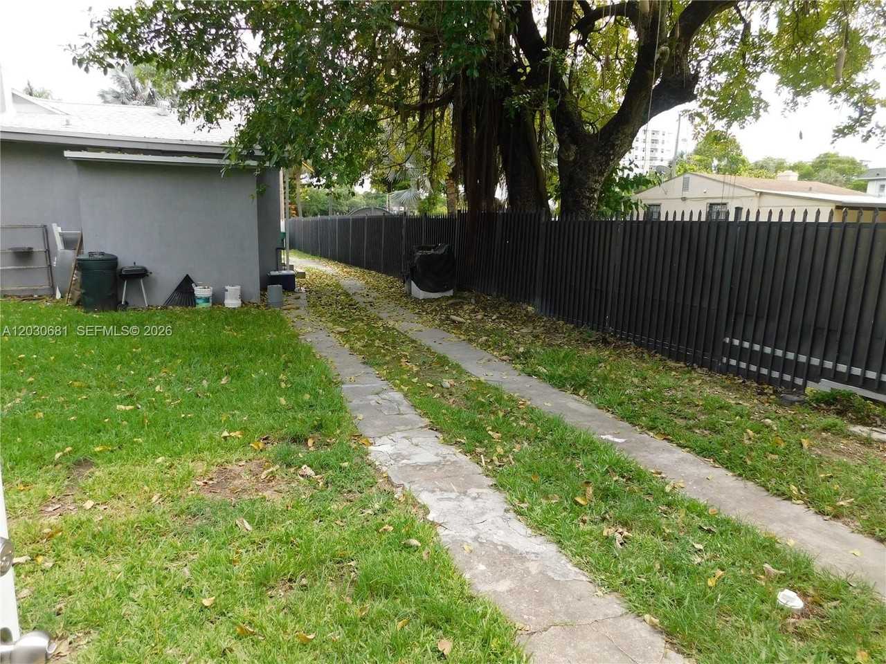 1605 Nw 26th St #B - Photo 3 of 14