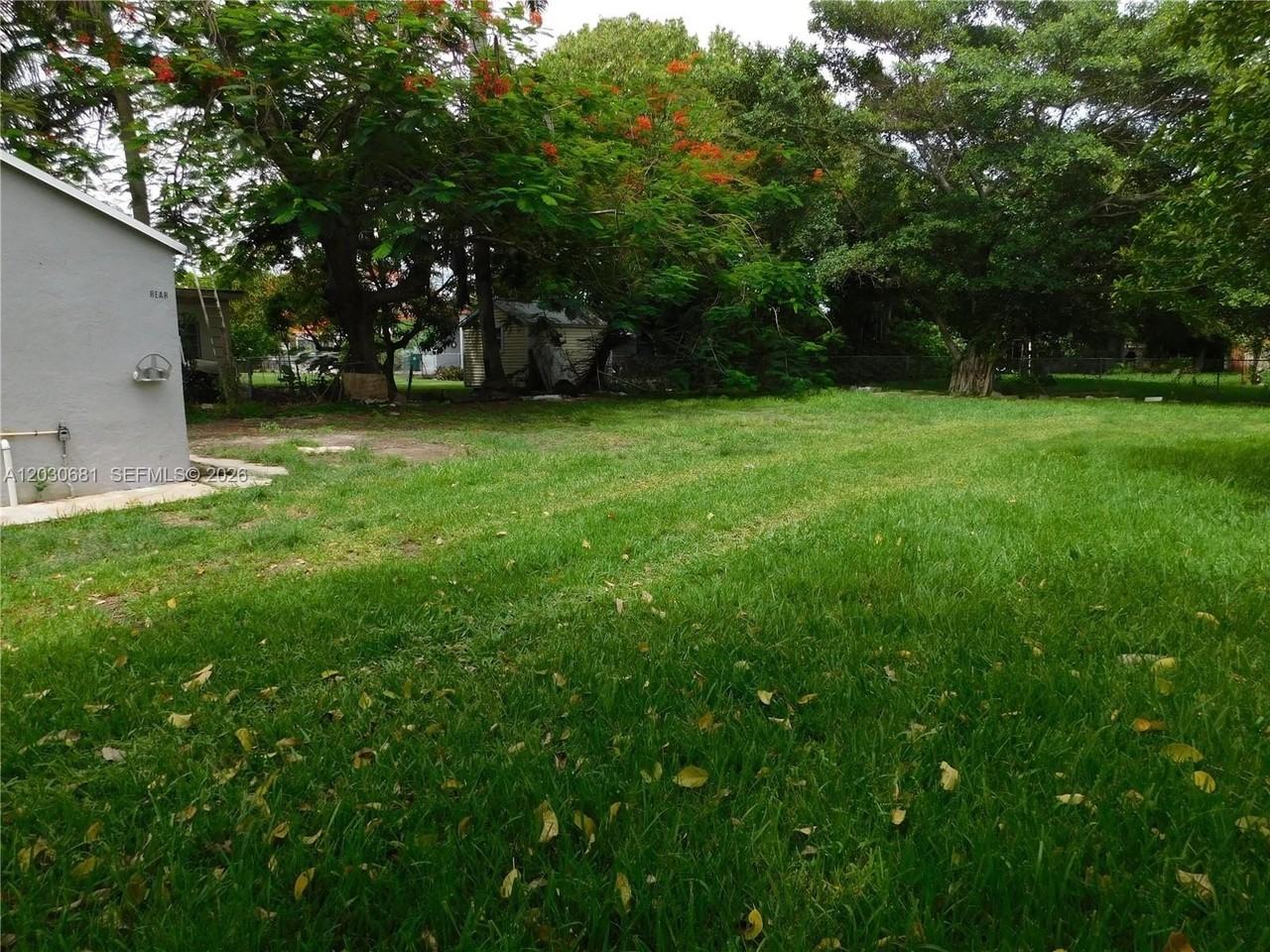 1605 Nw 26th St #B - Photo 4 of 14