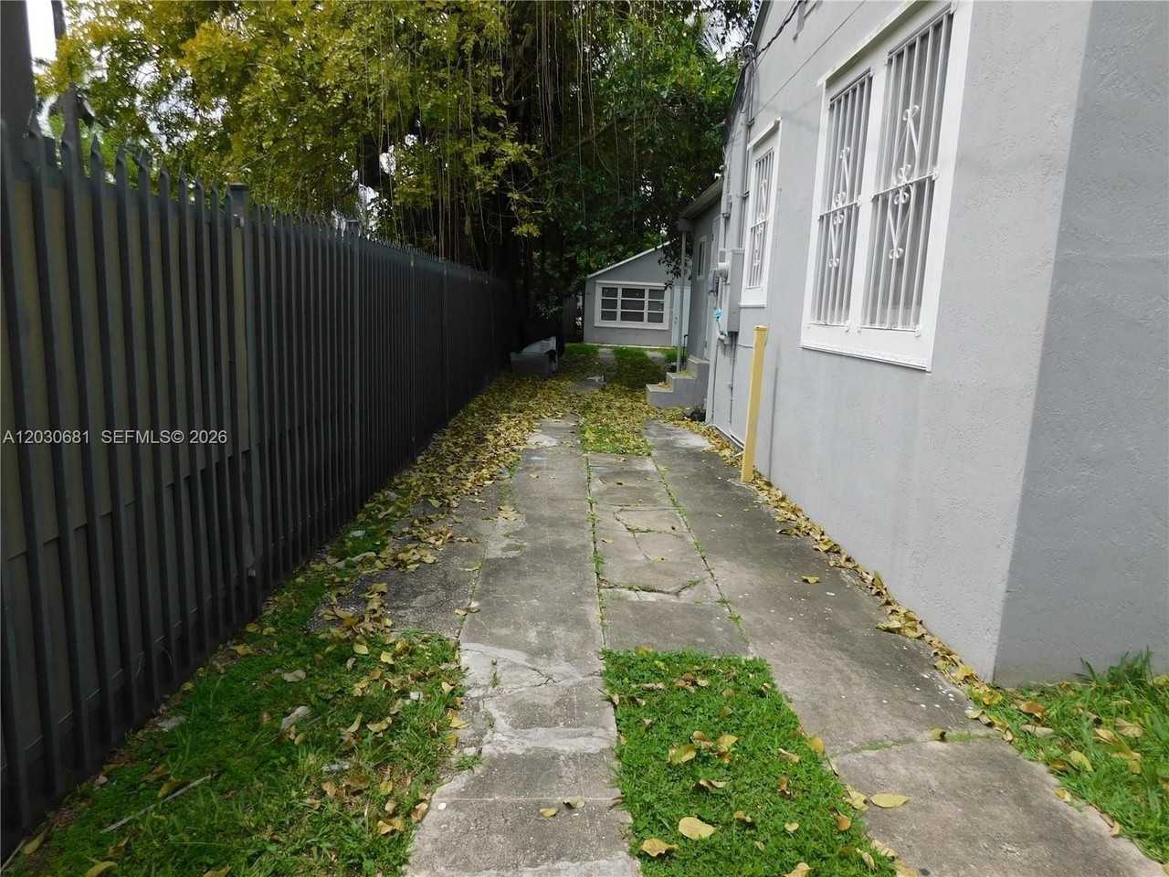 1605 Nw 26th St #B - Photo 7 of 14