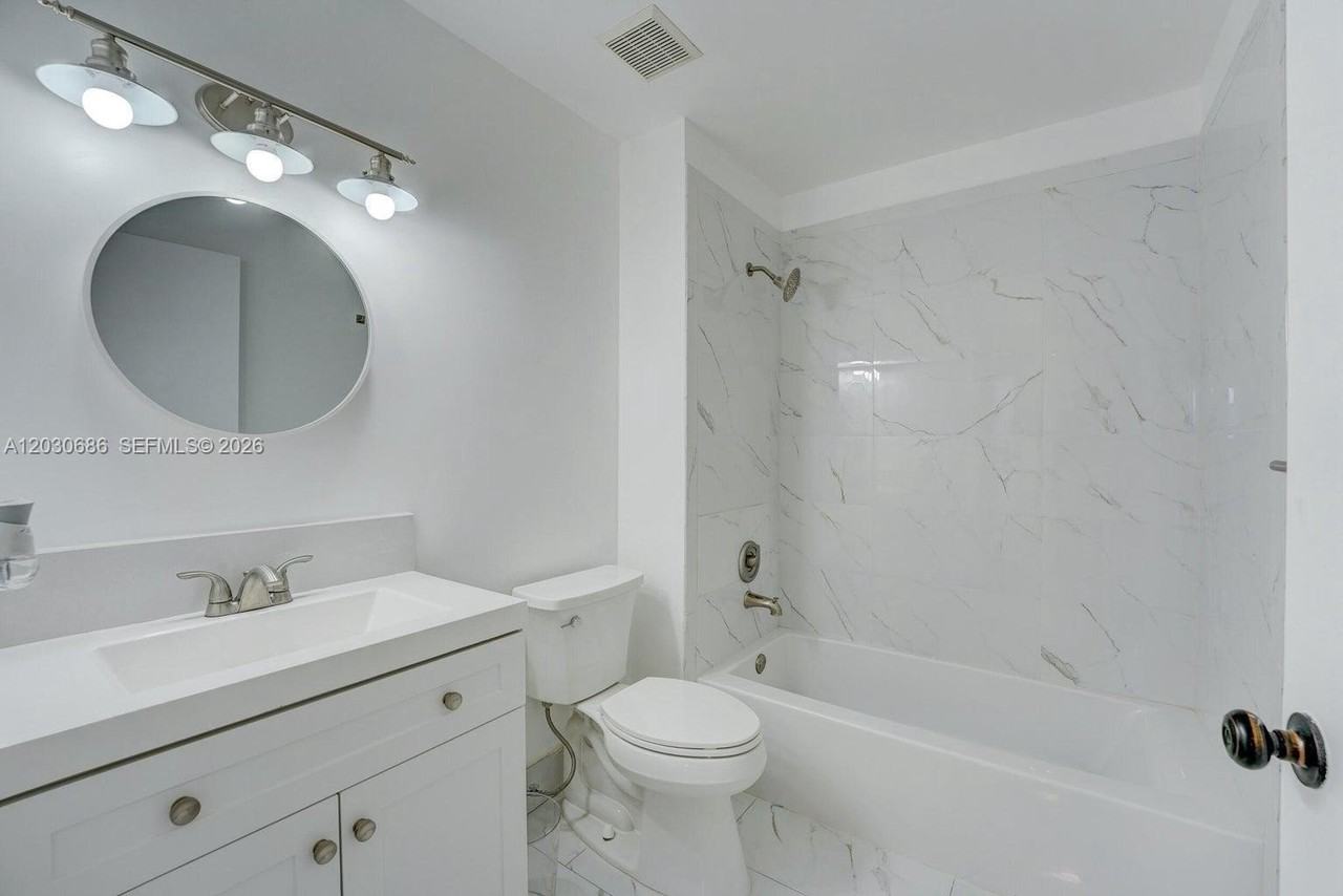 10791 Sw 10th Pl #0 - Photo 4 of 32