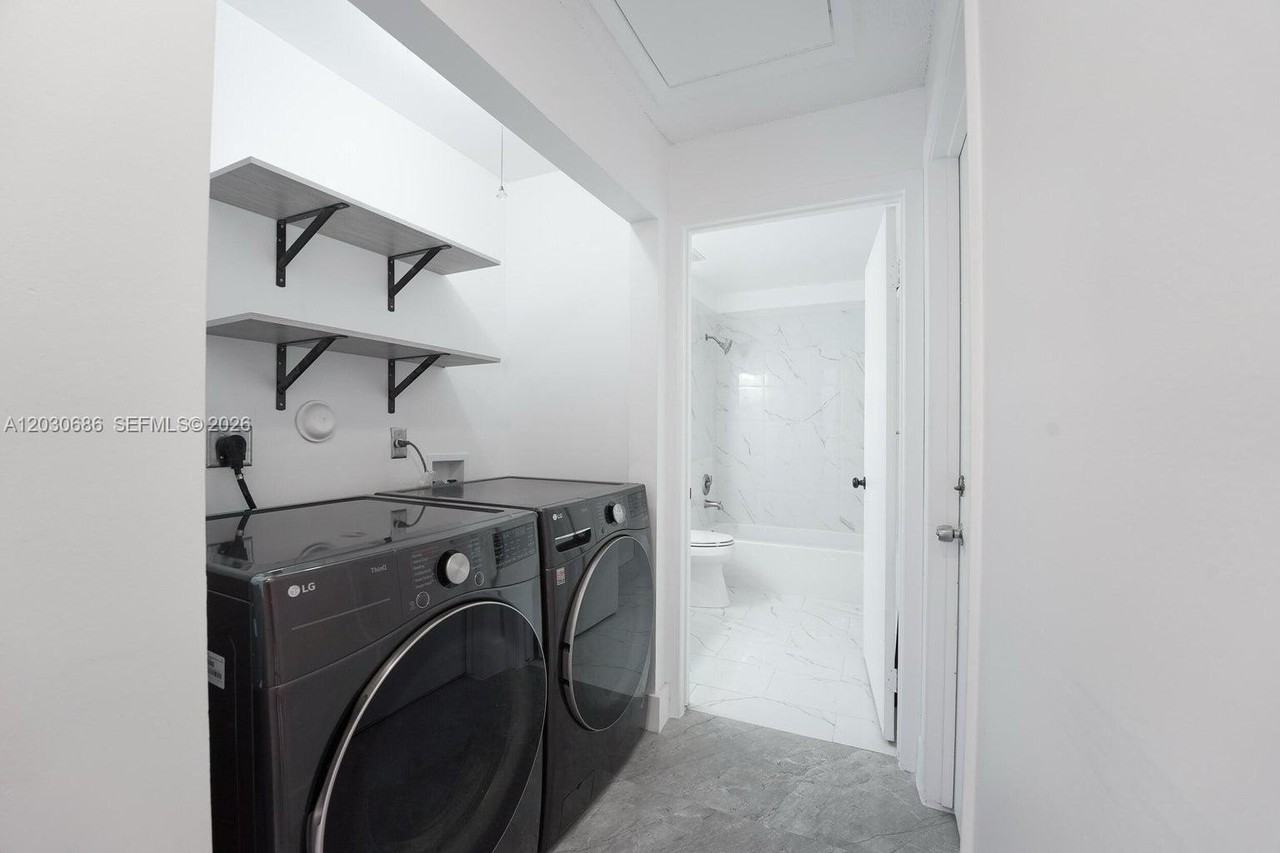10791 Sw 10th Pl #0 - Photo 5 of 32