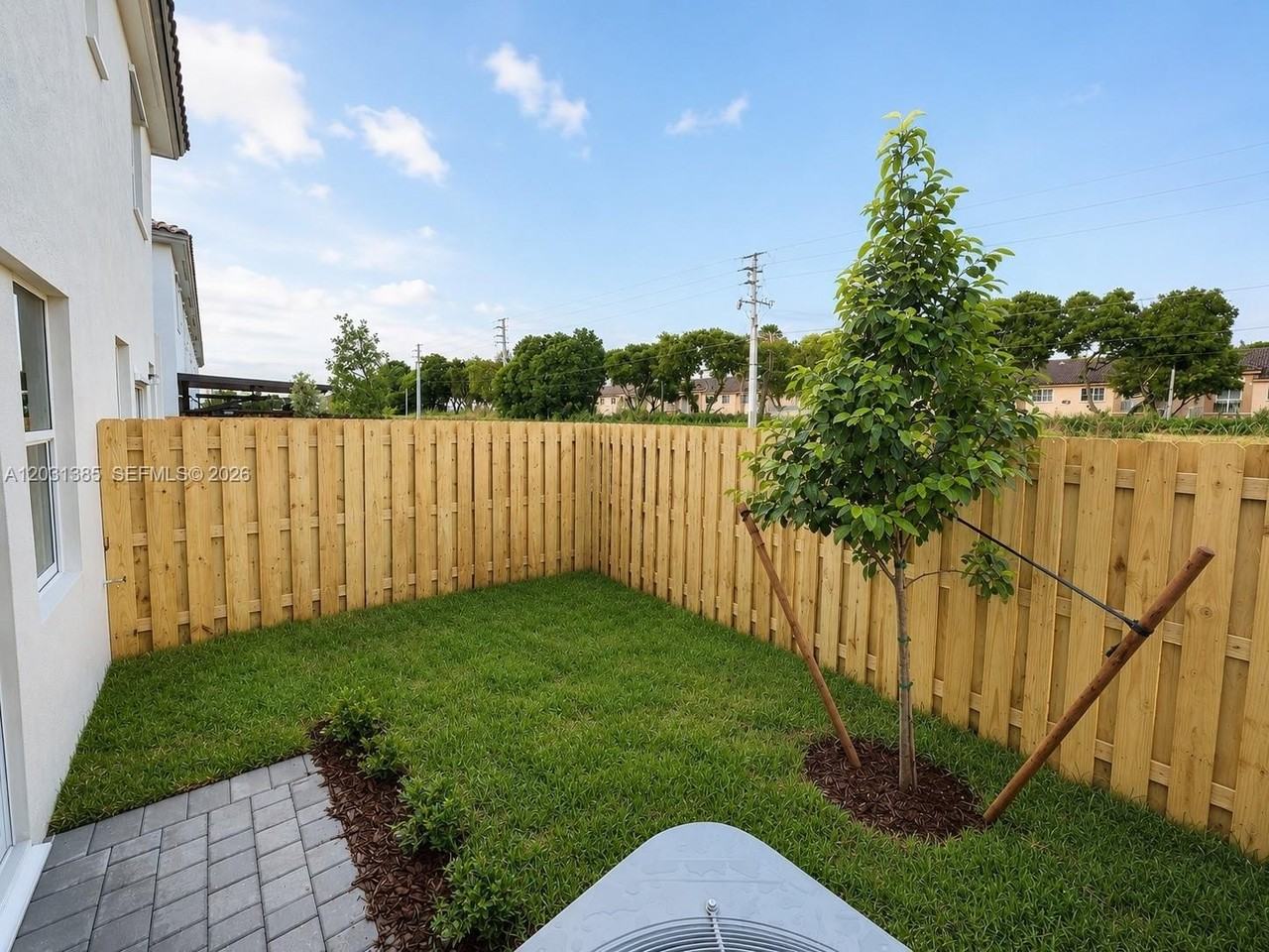 267 SE 11th Ct - Photo 2 of 10